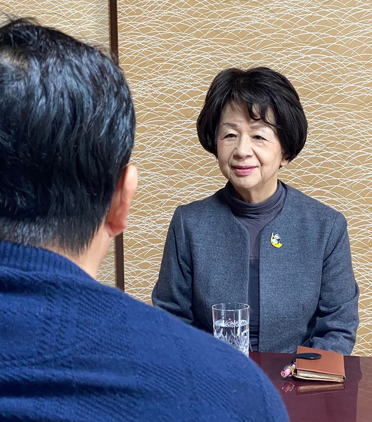 Hogoshi (volunteer probation officers) meet with probationers and parolees to help their reintegration into society and also provide emotional support.