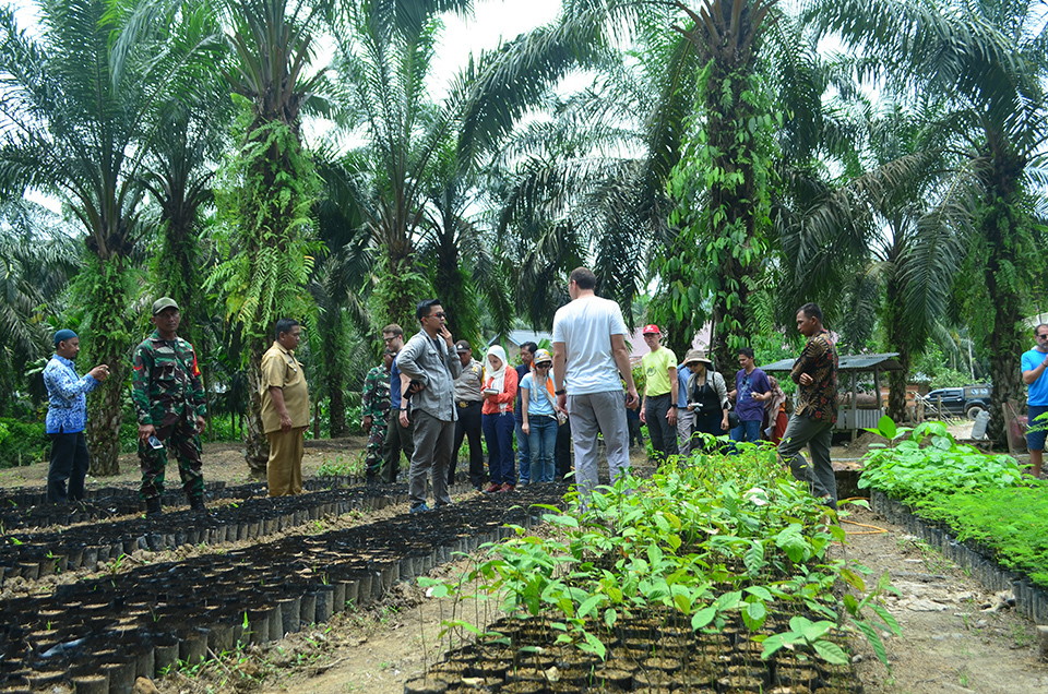 Fuji Oil works with multiple stakeholders in Indonesia, such as local governments, NGOs, and plantations, supporting activities that teach the skills necessary to protect the environment from the side effects of ignorant farming practices. Such activities include teaching small-scale farmers the way to use chemical fertilizers and are linked not only to the lessening of environmental impacts but also to the improvement of productivity.