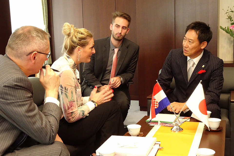 Bjelan served as an interpreter at a 2017 meeting between SUZUKI Daichi, a gold medalist at the Seoul Olympic Games and the then head of the Japan Sports Agency, and the Ambassador of Croatia to Japan, Drazen Hrastic.