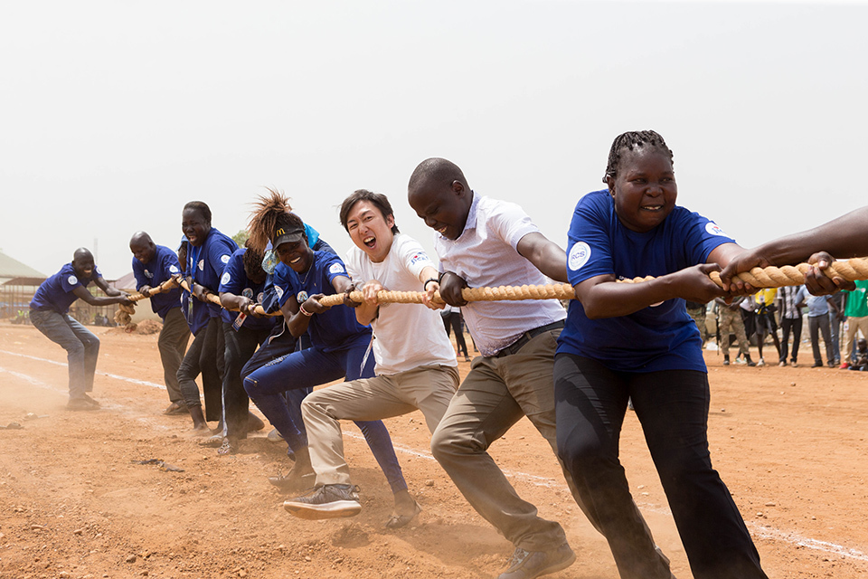 During NUD, a tug of war event takes place where athletes from different states form teams. The tournament staff, including KANAMORI Daisuke from the JICA South Sudan Office, have a team, too.