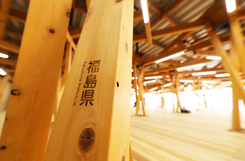 The aroma and warmth of wood fills the air around the Village Plaza at the Olympic and Paralympic Village. This wood collected from across Japan will greet the athletes before and after their competitions. The Village Plaza is one of the facilities that symbolizes the sustainability concept of the Games.