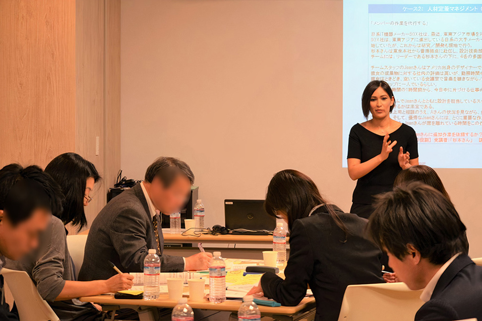 Holding training sessions for global human resource development, with a focus on teaching practical communication skills based on specific scenarios.