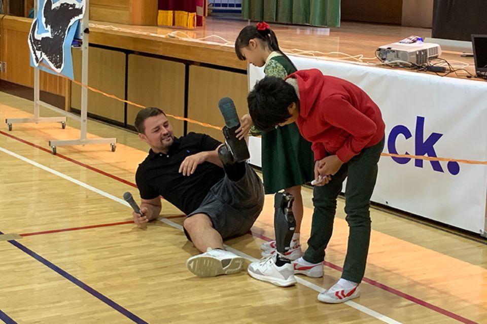 In order to spark an interest in prostheses, when visiting Japanese elementary schools, Popow tells the children to feel free to touch his own prosthesis.