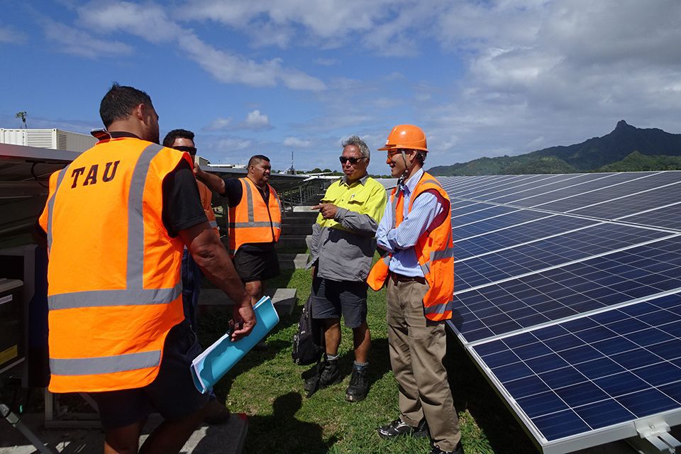 Staff inspect a photovoltaic power generation facility in the Cook Islands. Solar power is an efficient way to generate electricity for the countries of Oceania located near the equator.