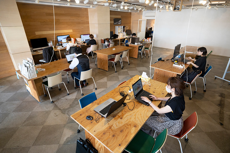 Satellite Office Kitami is a place where teleworkers from myriad sectors come together. They communicate with each other on a daily basis, opening up new vistas for their work.