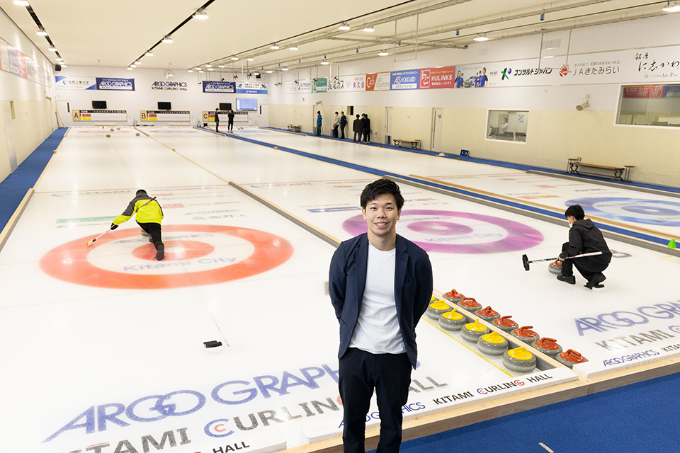 HIRATA Kosuke stands in front of the new curling rink that opened just last year. His ambition is to bolster Kitami’s fame as a “Curling City.”