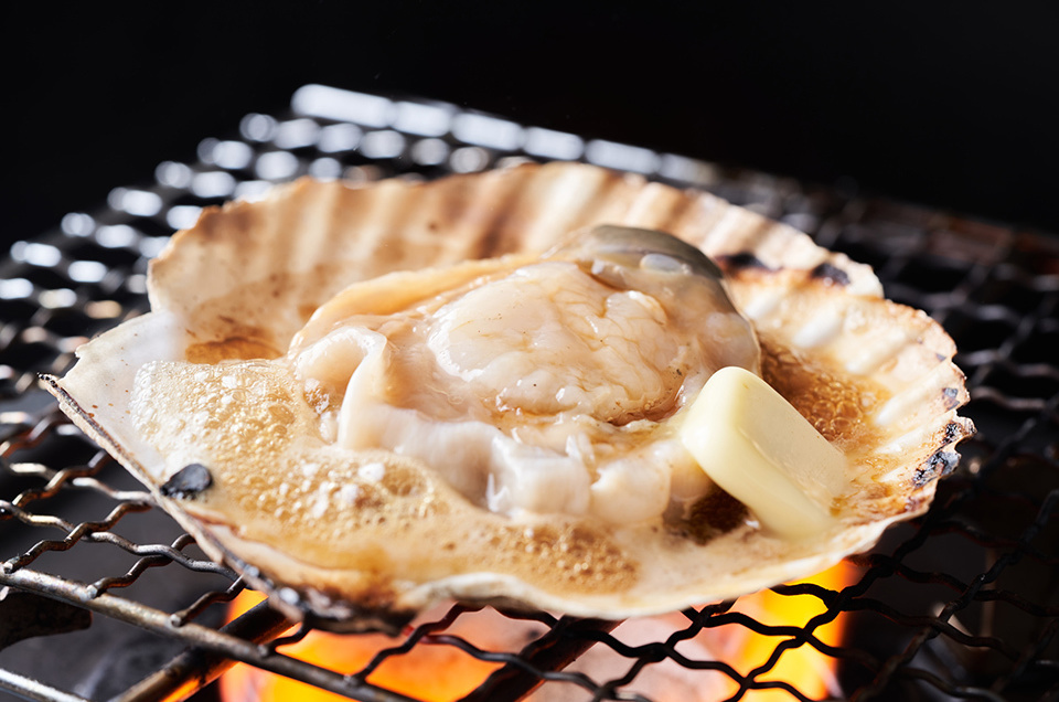 Kitami produces more onions and scallops than any other place in Japan. The city is famous not only for its fresh seafood but for its grilled meat (yakiniku) as well, making it a great place to enjoy food.