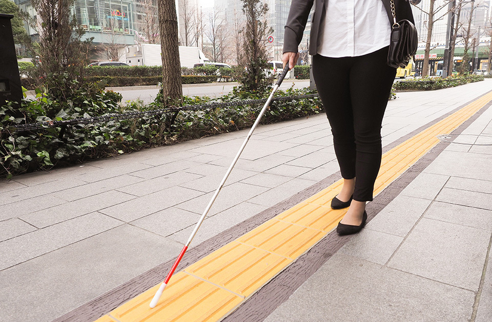 Tactile paving, or braille blocks, which guides people with visual impairments as they walk, was created by a Japanese inventor. It can be found on sidewalks, at train stations, in public facilities, and elsewhere throughout the world.