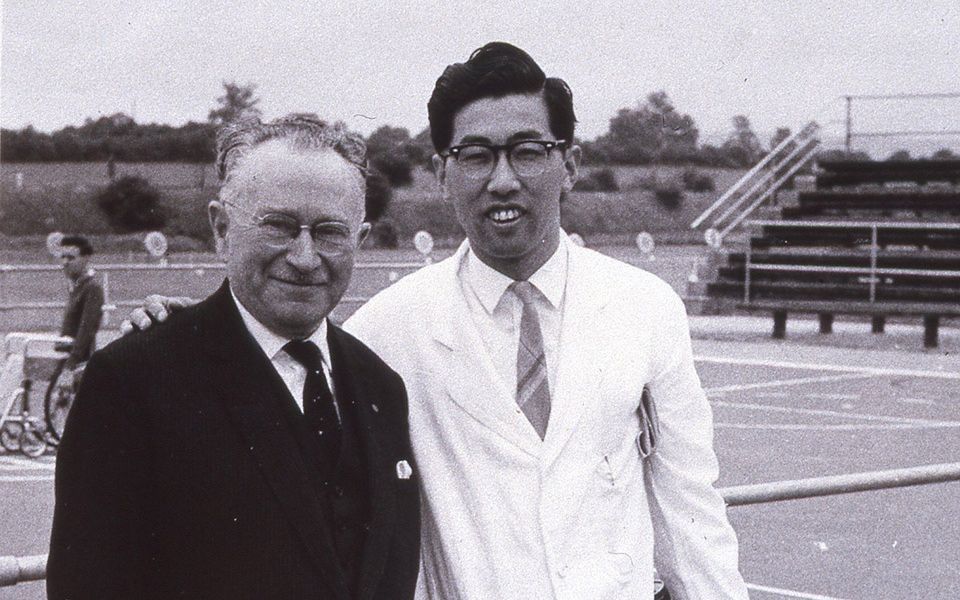 When he visited a hospital in England in 1960, NAKAMURA Yutaka learned how sports can be integrated into rehabilitation. After he returned to Japan, he put this knowledge into practice. In this photo, he is with Dr. Ludwig Guttmann, who organized a sporting event for physically impaired athletes that became the predecessor to the Paralympics.