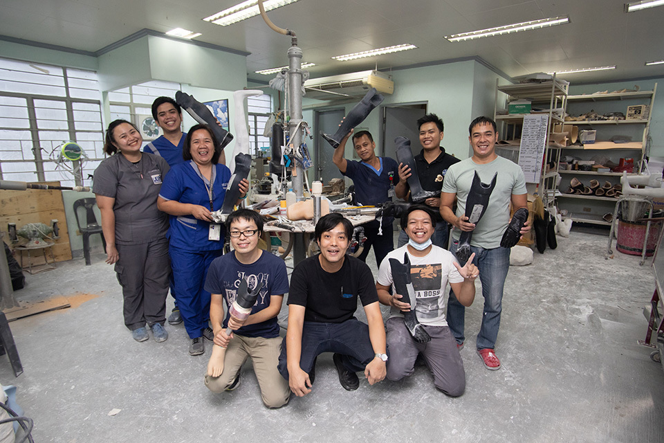 A verification test was conducted in 2018 in collaboration with the University of the Philippines General Hospital. Shown here with the hospital staff, TOKUSHIMA Yutaka, the CEO, is in the middle of the front row. On his left is prosthetist KOBAYASHI Yoshiaki.