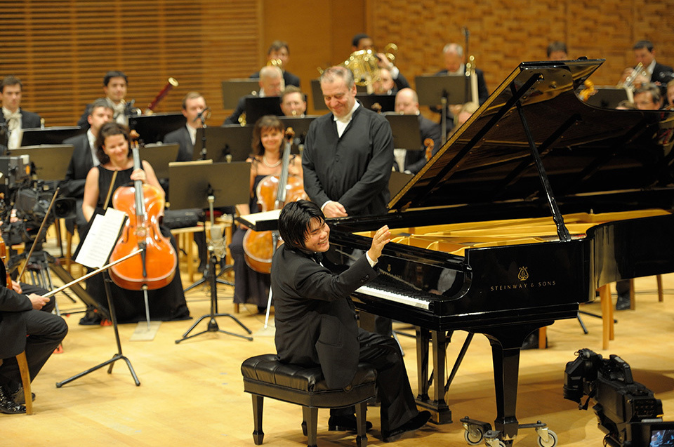 Many maestros and world-class musicians, including Russian conductor Valery Gergiev (center), have praised Tsujii and opened doors to him as a performer (photo taken in St. Petersburg, Russia, 2012).