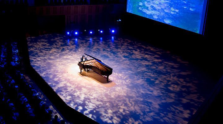 Since 2016, Tsujii has been regularly holding concerts where audiences can enjoy a fine selection of impressionist, ukiyo-e, and other art projected onto giant screens during the performance.  ©Hikaru☆