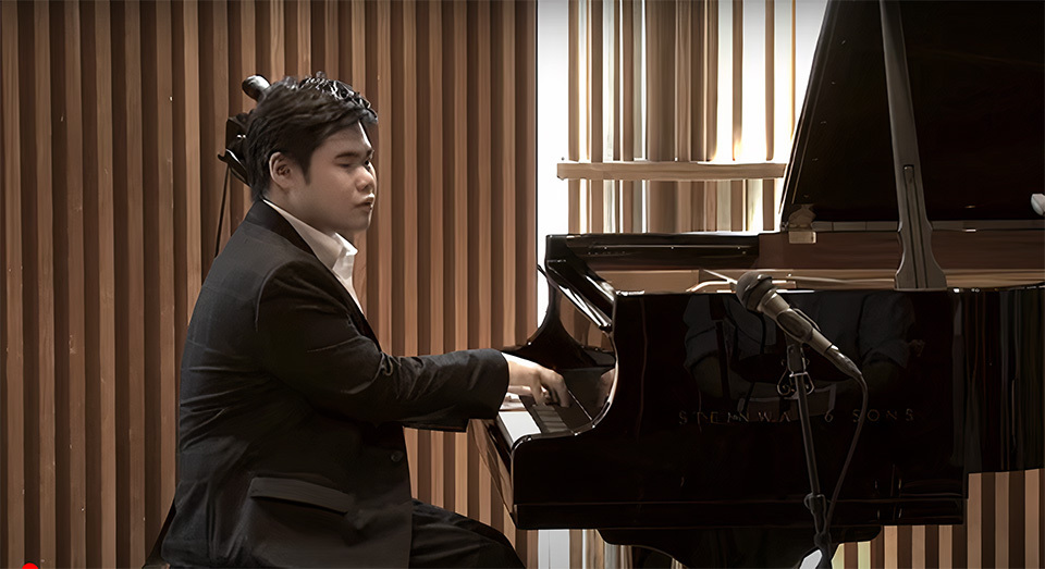 A scene from Tsujii’s first online concert in 2020. “Through online streaming, people can watch my hands as I play, and they can enjoy music in the comfort of their own homes. These are advantages that live performances lack,” he says.