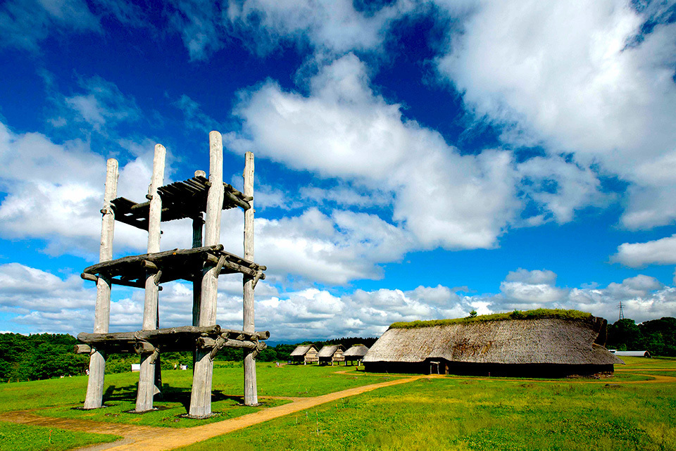 Sannai Maruyama is the site of a settlement that was maintained for two thousand years. Diverse facilities including large, pillar-supported buildings and roads were arranged methodically to form the infrastructure of a large-scale community.