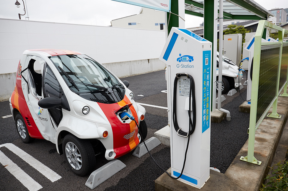 Aichi Prefecture’s Toyota City provides a car sharing service utilizing ultra-compact electric vehicles.