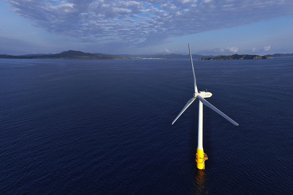 A floating offshore wind turbine off the coast of Goto City. Utilizing its favorable conditions—the strong winds that blow throughout the year and the waters’ depth—the city began Japan’s first demonstration project for such a turbine in 2010. It was also the earliest to operate the turbine commercially, starting in 2016.