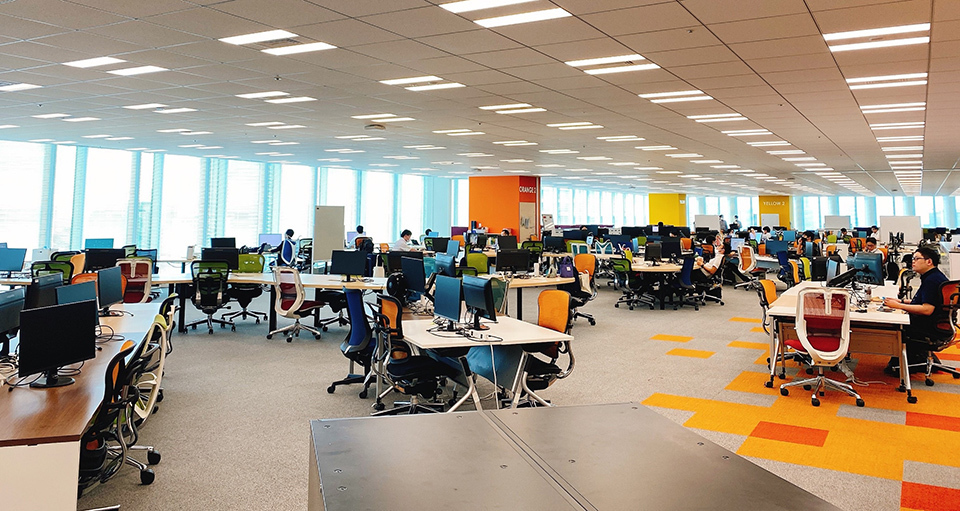 The Digital Agency offices have a different ambiance from that of traditional Japanese bureaucracy: the offices are colorful and provide free-address workstations.