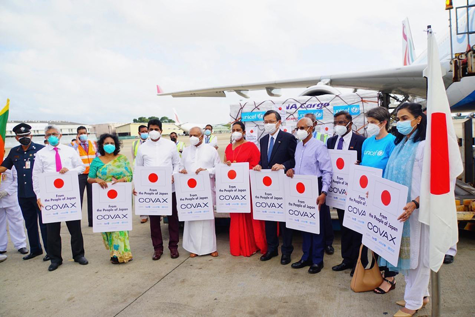 Japan has delivered vaccines to developing countries through the COVAX facility. The photo shows vaccines manufactured in Japan arriving in Sri Lanka.