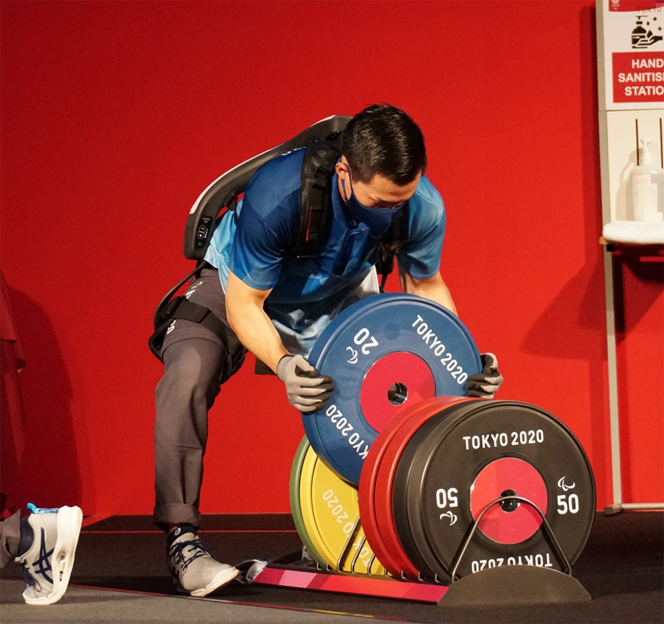 Power Assist Suits reduced back stress and helped officials pick up shots at shot-put venues, while also aiding personnel in the exchange of weight plates during powerlifting competitions. TOKYO 2020