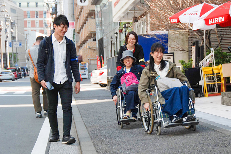 The WheeLog! workshop gets all participants to experience the city in a wheelchair. Not only does it provide an opportunity to survey the barrier-free situation, but it also helps able-bodied people understand what information wheelchair users need by showing them the latter’s perspective.