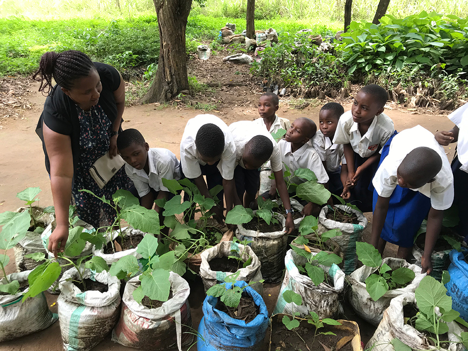 Power Assist Suits reduced back stress and helped officials pick up shots at shot-put venues, while also aiding personnel in the exchange of weight plates during powerlifting competitions. TOKYO 2020