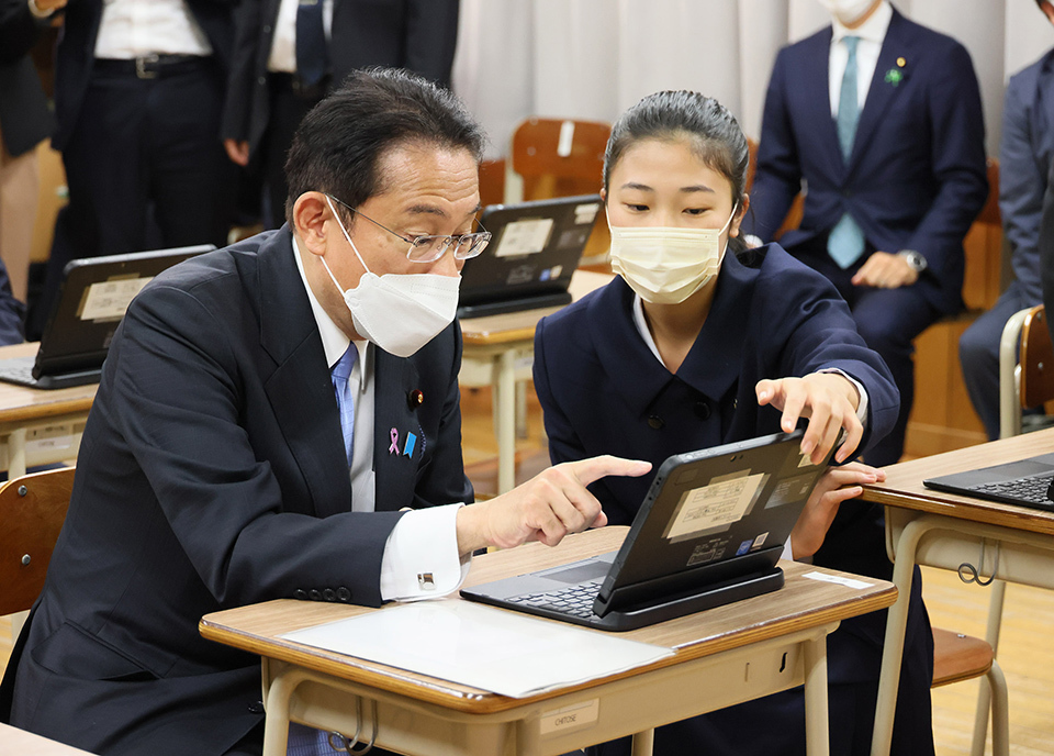 In November 2021, Prime Minister Kishida visited Ehime Prefectural Matsuyama Higashi High School to inspect a class making use of ICT.