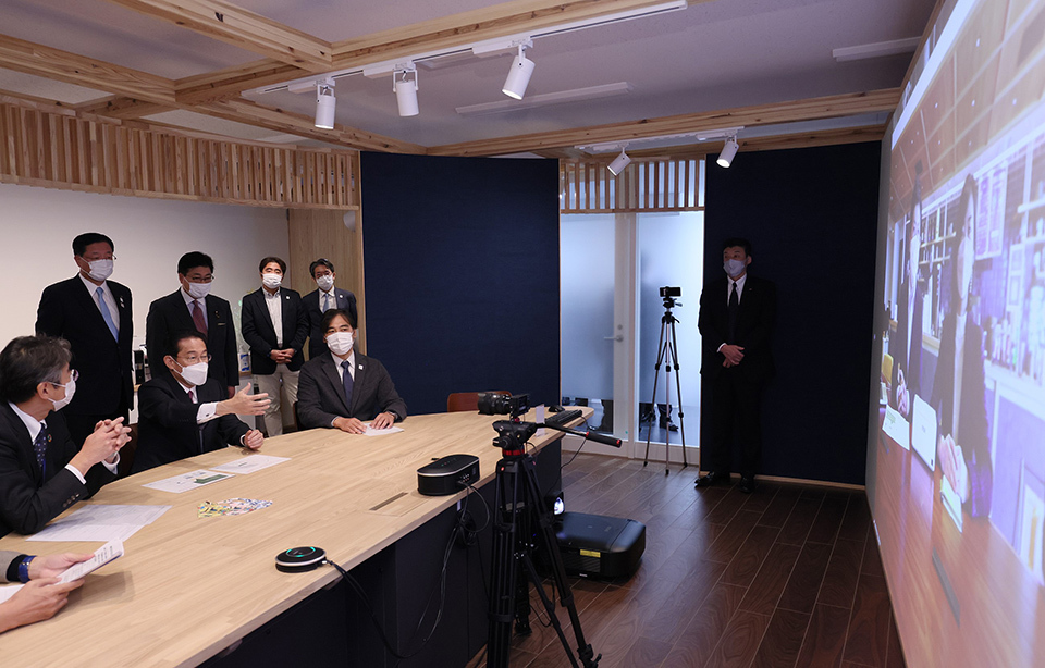 Prime Minister Kishida taking a look at Aizuwakamatsu’s smart city initiative. With the large screens at Smart City AiCT, users can hold meetings online as if in the same room with each other.