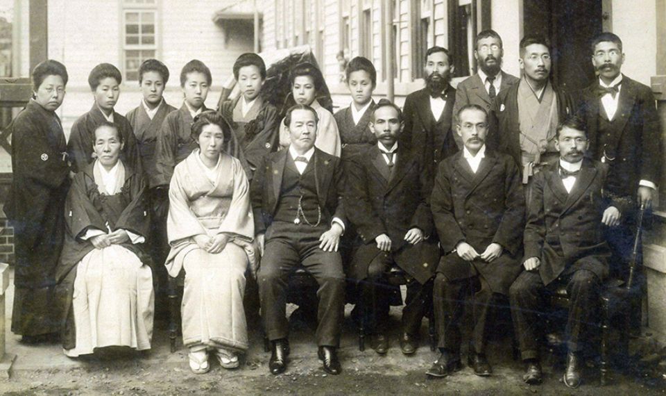 Photo of Shibusawa (front row, third from the left) together with faculty members from Japan Women’s University at the time of its founding. In addition to serving as president of this university, Shibusawa was the director of Tokyo Jogakkan Schools for Women, which he also helped to found. JAPAN WOMEN’S UNIVERSITY
