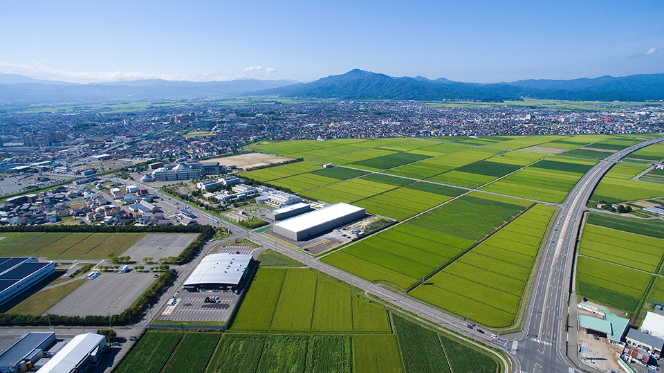 The Tsuruoka Science Park, located among the beautiful rural scenery surrounding Tsuruoka City in Yamagata Prefecture in northern Honshu, is home to research institutes and venture companies that continue to create innovative technologies.