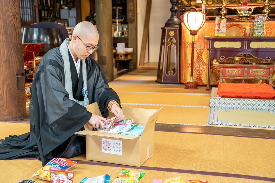 NODA Yoshiki, one of the directors of Otera Oyatsu Club, says, “We send not only snacks, but also rice and daily essentials such as masks, along with carefully crafted messages addressed to each recipient.” OTERA OYATSU CLUB