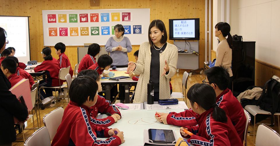SUEYOSHI Rika, founder and director general of the Ethical Association, holding a special class at a junior high school. Ethical consumption is becoming a widely covered subject within educational establishments in Japan, from elementary schools to universities. ETHICAL ASSOCIATION