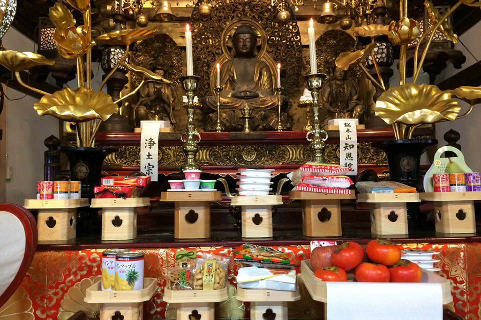 Traditionally the offerings made at the temple are first presented to Buddha and then later shared among monks and local residents. OTERA OYATSU CLUB