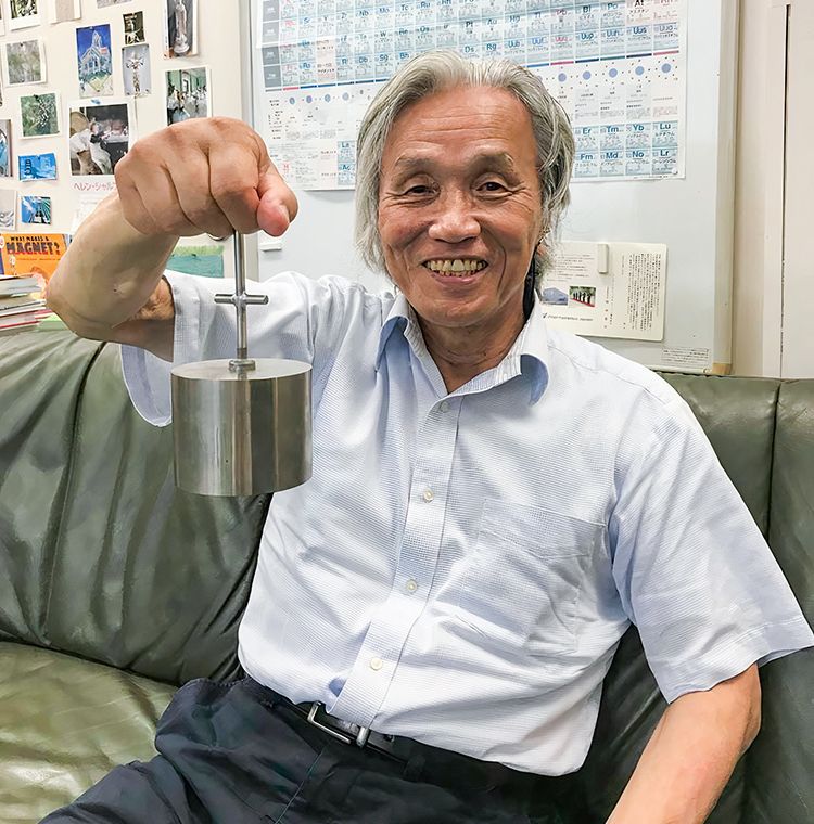 Dr. SAGAWA Masato lifting a steel block with the help of a neodymium magnet. Having developed the magnet, he currently serves as an advisor for Daido Steel, one of the world’s leading specialty steel manufacturers. He also founded NDFEB, a startup located in Kyoto Prefecture that specializes in R&D on neodymium magnets. ELEMENT STRATEGY INITIATIVE: TO FORM CORE RESEARCH CENTERS/ATSUKO TSUJI