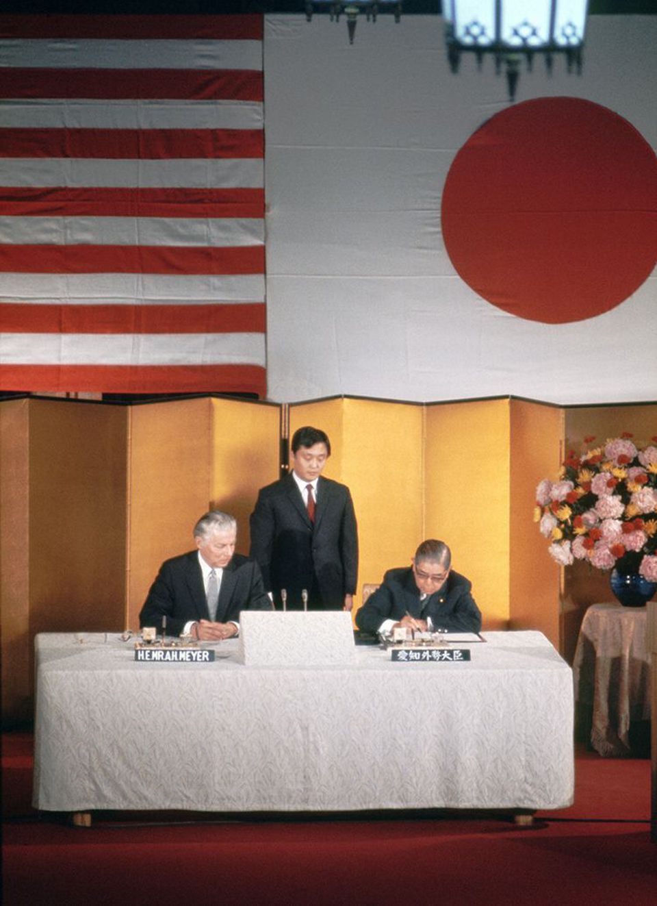 The signing ceremony for the Okinawa Reversion Agreement in June 1971. It was carried out simultaneously in Tokyo and Washington, D.C., and was broadcast live via satellite. THE MAINICHI NEWSPAPERS/AFLO