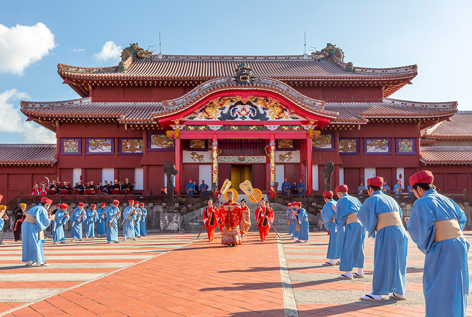 As part of the Gusuku Sites and Related Properties of the Kingdom of Ryukyu, the ruins of Shuri Castle were registered as a World Cultural Heritage site in 2000. This and the G8 Summit, also held on the island that year, served to boost Okinawa’s international profile. The castle burned down in 2019, but thanks to about 5.5 billion yen (42 million dollars) in donations from within and outside Japan, the castle is now under restoration. Kawakami says, “When the castle caught on fire, many Okinawans, including myself, felt a huge sense of loss. I would like to express my deepest gratitude for such enormous support.” WATARU KOHAYAKAWA/AFLO