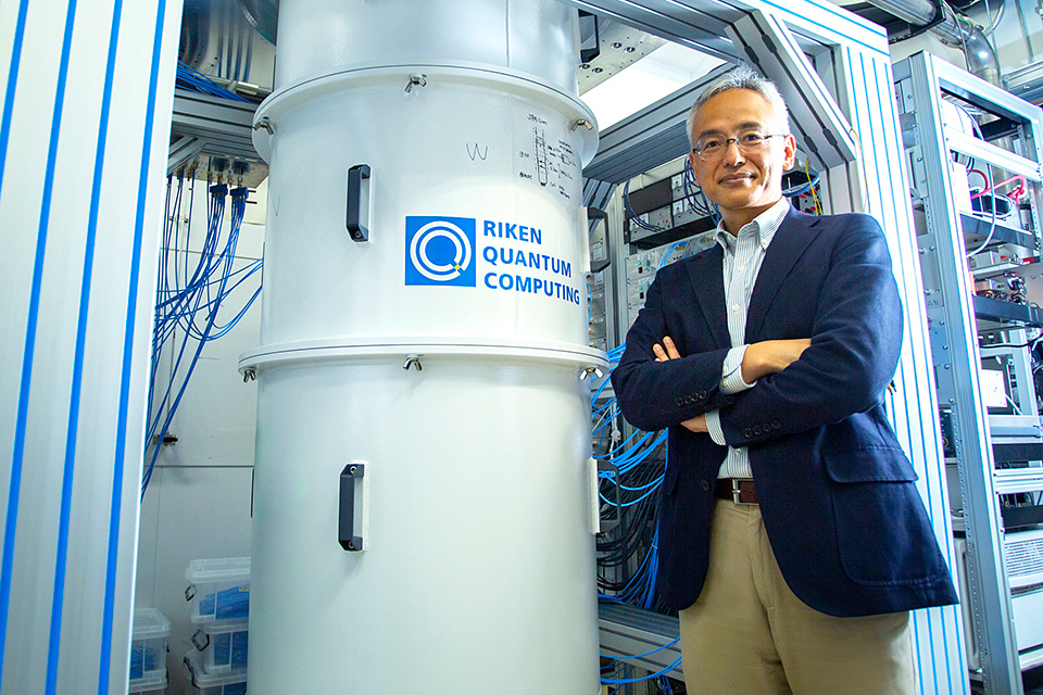 Dr. NAKAMURA Yasunobu poses alongside RIKEN’s superconducting quantum computer. He produced superconducting qubits when he was a researcher at NEC Corporation’s Basic Research Laboratories. Dr. Nakamura is now director of RIKEN Center for Quantum Computing and a professor at the University of Tokyo’s Department of Applied Physics, Graduate School of Engineering.