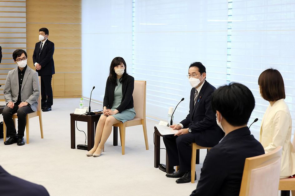 The round-table discussion between Prime Minister Kishida and social entrepreneurs, held on April 27. Mentioned in the speech was the experience of one of the participating women, who had launched a crowdfunding start-up soon after graduation from university. Her work has helped both hospitals struggling with surges in patients and restaurants suffering financially due to COVID-19.