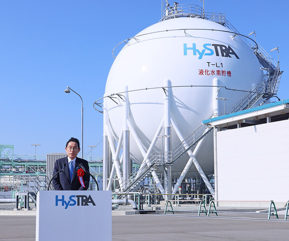 PM Kishida, attending a ceremony to mark the completion of marine transport demonstration tests of the world’s first liquified hydrogen carrier, stressed, “We must complete our structural shift concerning energy, and establish a foundation for our future.”