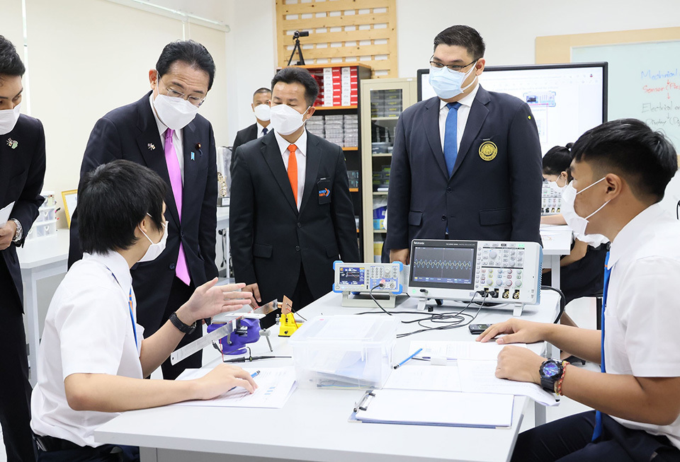 Prime Minister Kishida visiting King Mongkut’s University of Technology Thonburi “kosen” in Bangkok, Thailand. He said in his speech that he was extremely impressed by two Thai students who explained their experiments to him in Japanese with technical terms.