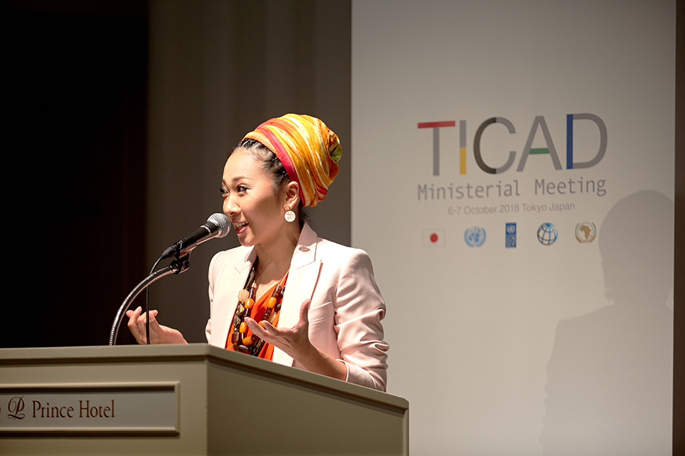 MISIA was an honorary ambassador at TICAD VII. The photo shows her inauguration speech.