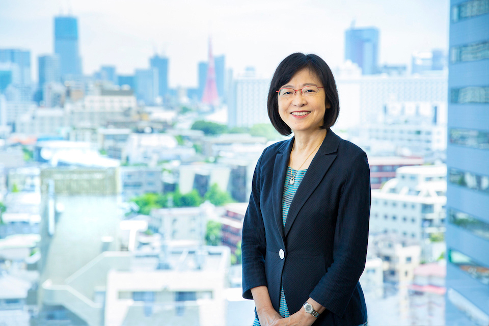 OKINA Yuri is an economist, chairperson of the Japan Research Institute, and a member of the Council of the New Form of Capitalism Realization. She explains how her career advancement was achieved by changing jobs. She also points out that the pandemic has changed how people work and has provided a good opportunity for progress toward better working arrangements.