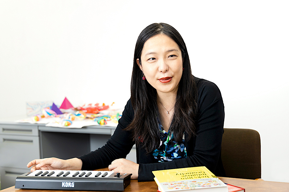 In 2018, while running her own company, NAKAJIMA Sachiko was awarded a Fulbright Scholarship to study at the New York University Tisch School of the Arts, where she majored in interactive telecommunications. There, she first learned to code, finding the cyclical process of thinking and materialization both interesting and immersive.