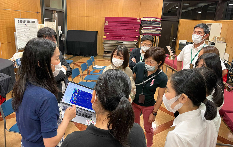 Nakajima (front, far left) and students of the handbell club checking their creations. MIRAI EARTH SCHOOL (steAm, Inc.) 