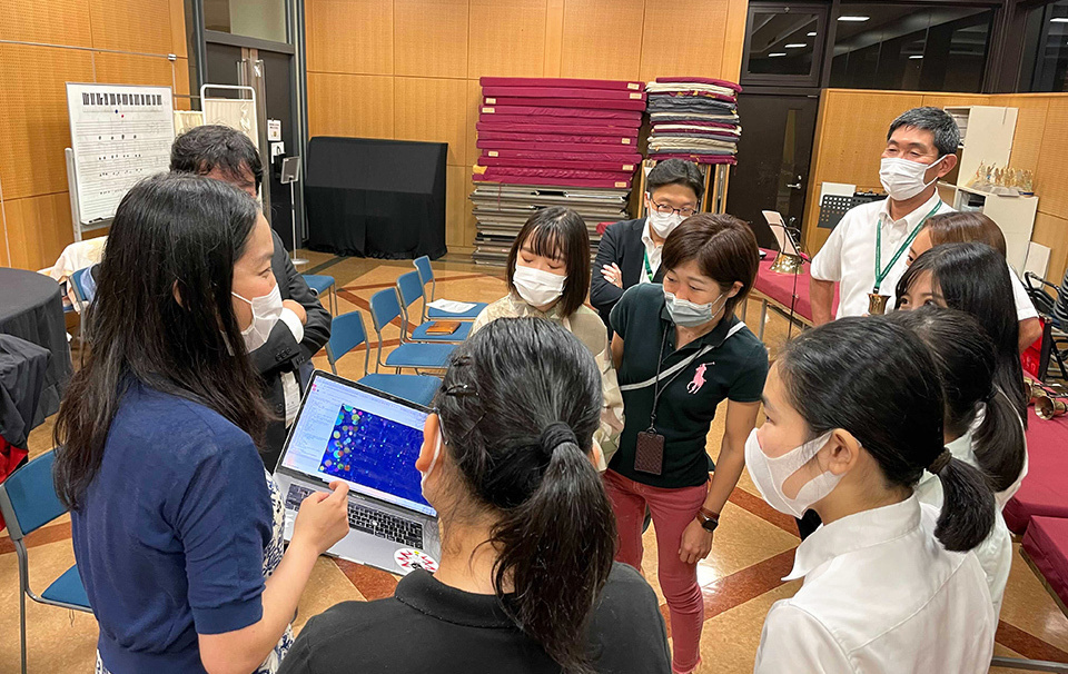 Nakajima (front, far left) and students of the handbell club checking their creations. MIRAI EARTH SCHOOL (steAm, Inc.)