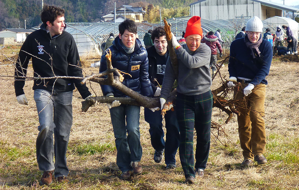 Japan IFC was launched in Tohoku when the region was still devastated by the earthquake and tsunami, and Takeuchi (photo: second from right) joined student volunteers in clearing debris. “It was a moving experience for the students, who have a strong sense of social responsibility,” he says. Since 2016, Tokyo has been the locus for Japan IFC, which is presently focusing on the fusion of digital and analog.  KENICHI NONOMURA