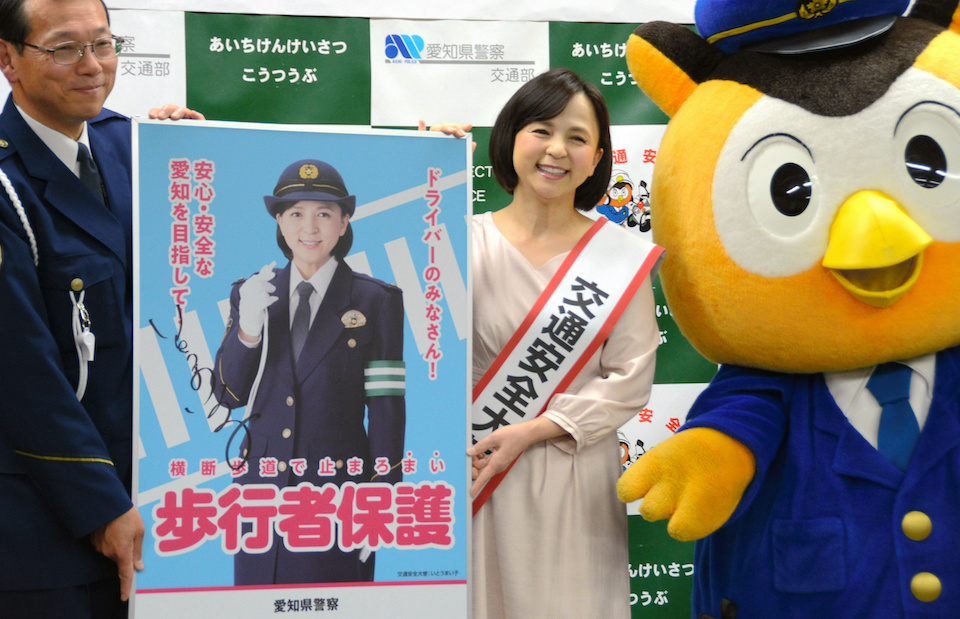 Balancing academia and work is far from easy, but Ito has had support from those around her. She advocates changes to society that would make recurrent education easier to pursue. She was appointed “traffic safety ambassador” through her acting job. MAINICHI NEWSPAPERS  