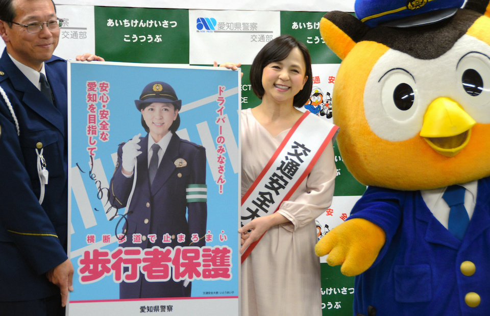 Balancing academia and work is far from easy, but Ito has had support from those around her. She advocates changes to society that would make recurrent education easier to pursue. She was appointed “traffic safety ambassador” through her acting job. MAINICHI NEWSPAPERS