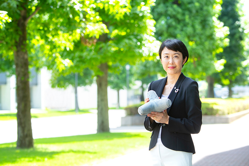 “Developing a new type of concrete takes time. We would like to keep on making products to protect people and enrich their lives by fully utilizing the accomplishments of our many years of research,” says ONO Kayoko, senior manager of the Technology Development Department of Kajima Corporation’s Civil Engineering Management Division.