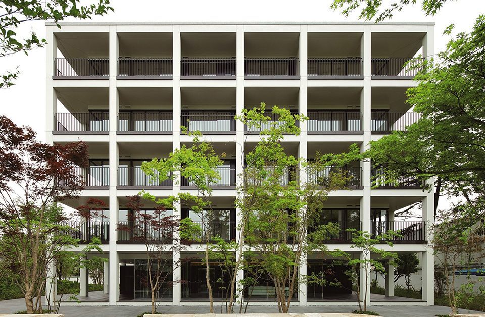 In the field of architecture, the product is used in such places as the ceilings of apartment balconies (photo). Since a defining feature is its dense surface that prevents water intrusion, it can effectively protect concrete skeletal structures, even in areas exposed to the elements. KAJIMA CORPORATION