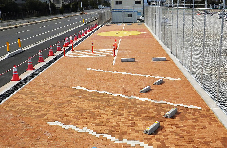 The CO2-SUICOM products are currently made at precast concrete plants with special equipment. Among the concrete’s main applications are paving blocks in parking lots (photo) and road demarcation blocks. KAJIMA CORPORATION 